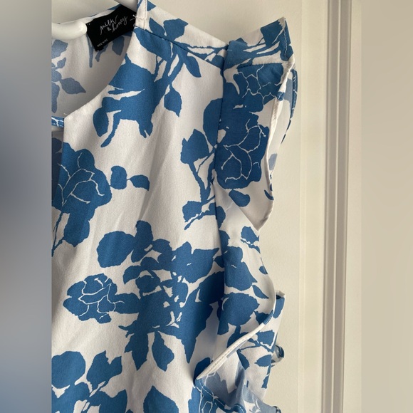 White & Blue Floral Print Short Sleeve Top. - Picture 3 of 3